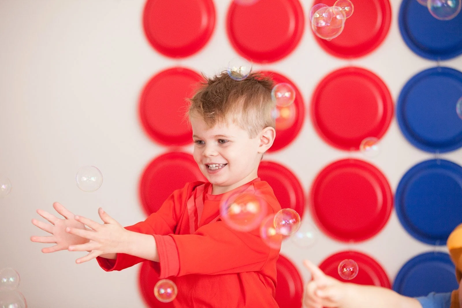 Red Simon Wiggle Deluxe Costume For Kids - The Wiggles - Image 4